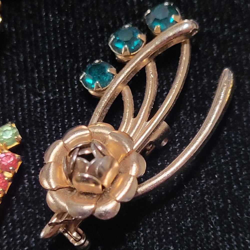 Vintage gold tone rose wishbone emerald Colored rhinestone brooch